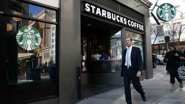 Lorsqu’un client sourd se rend compte que sa serveuse Starbucks apprend la langue des signes rien que pour lui, il partage son histoire sur les réseaux sociaux.