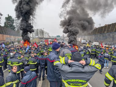 Plusieurs centaines de sapeurs-pompiers du Nord ont convergé vers le centre-ville de Lille, jeudi 29 janvier 2026, pour exprimer leur colère. 
