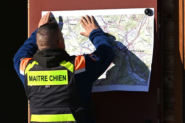 Un maître-chien de la Protection civile participe aux recherches pour retrouver Lina, 15 ans, qui a disparu entre son domicile et la gare de Saint-Blaise-la-Roche, le 26 septembre 2023.