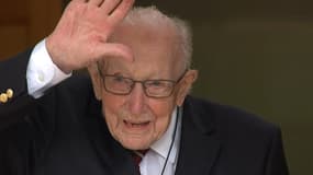 Tom Moore célèbre ses 100 ans après avoir récolté 30 millions de livres pour la santé publique 