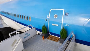 Un MD11 de KLM a été réaménagé en appartement pour accueillir des voyageurs pour une nuit sur le tarmac de l'aéroport d'Amsterdam.