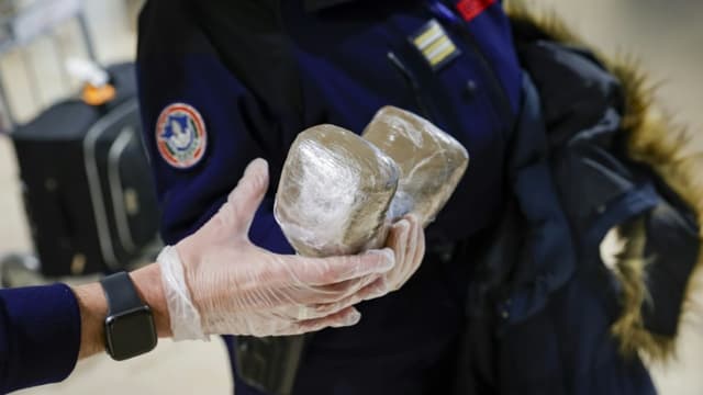Saisie d'un paquet de cocaïne à l'aéroport parisien d'Orly le 7 novembre 2022