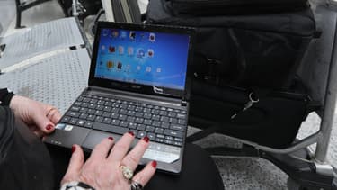 L'usage d'ordinateurs, de tablettes et autres appareils électroniques pourraient bientôt être interdits à bord des avions. (image d'illustration)