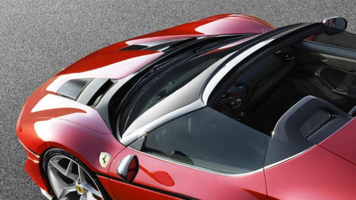 Cette J50 adopte une look plus agressif que la 488 Spider