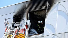 Des pomiers dans un immeuble résidentiel où un incendie a fait sept morts dans la nuit de mercredi à jeudi, le 18 juillet 2024 à Nice