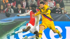 Peter Olayinka au duel avec Lionel Messi lors du match de Ligue des champions entre le Slavia Prague et le FC Barcelone, le 23 octobre 2019