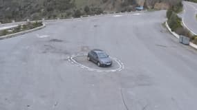 Un peu de sel déposé autour du véhicule autonome suffit à l'emprisonner dans cette oeuvre conceptuelle.