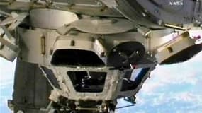 Le dôme de la Station spatiale internationale (ISS). Un problème dans le module d'arrimage de l'ISS va retarder d'au moins vingt-quatre heures le retour sur Terre de trois astronautes, qui était prévu vendredi. /Photo prise le 17 février 2010/REUTERS/NASA