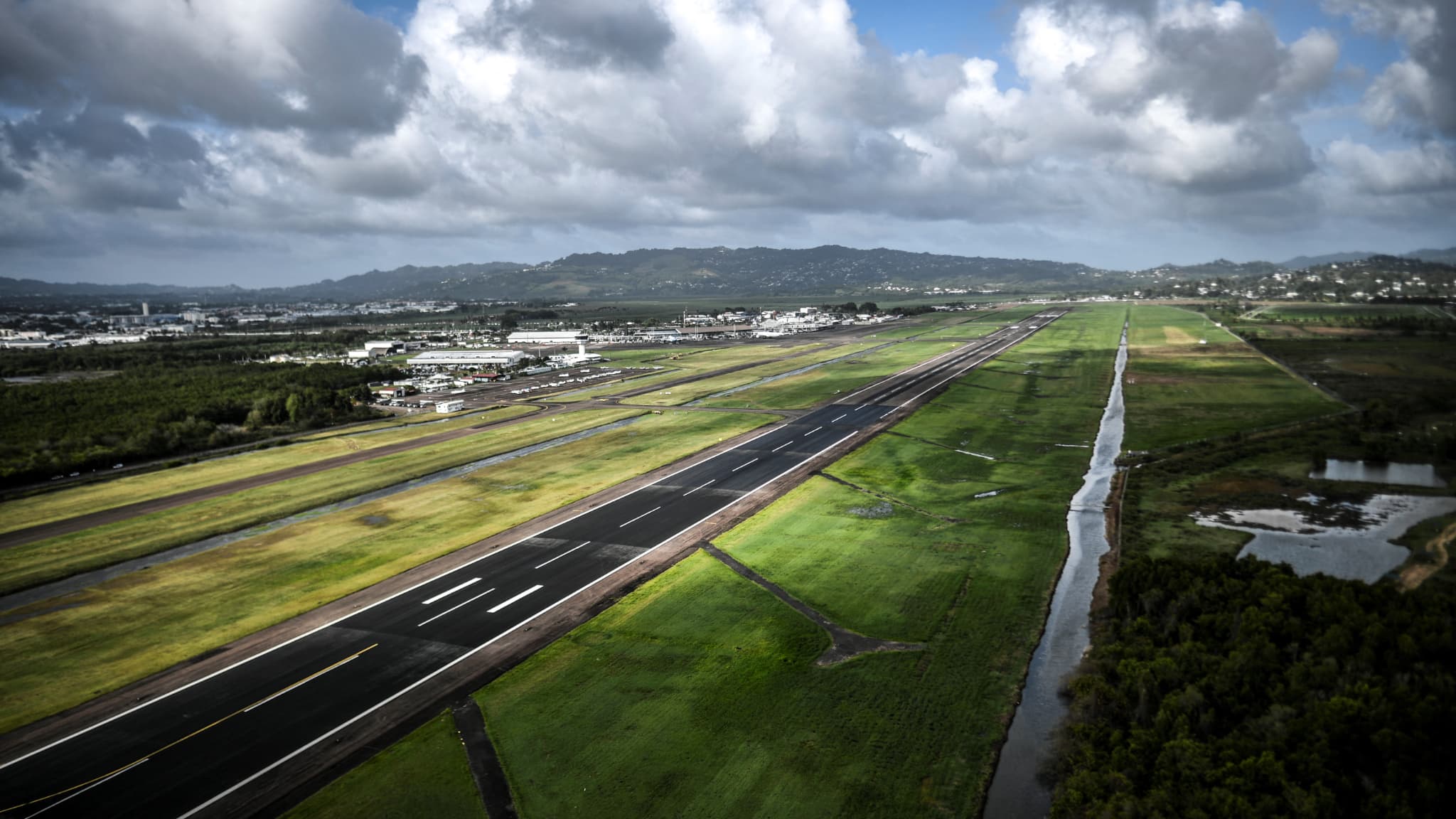 Violences en Martinique: l'aéroport fermé, plus de 1.000 passagers déroutés en Guadeloupe (1/1)