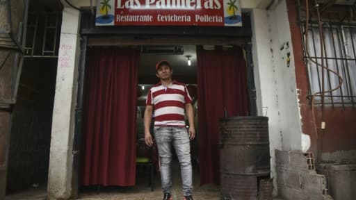 José Zapata devant son restaurant situé dans la Villa 31, le 13 juillet 2017 à Buenos Aires, en Argentine