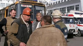 Le bilan de l'explosion dans la mine de charbon de Raspadskaïa, en Sibérie, s'est alourdi lundi matin à 30 morts au moins et les secours restent sans nouvelles de 60 personnes. /Photo prise le 9 mai 2010/ REUTERS/Alexander Urakhchin