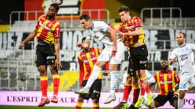 Arkadiusz Milik derrière Cheick Doucouré et devant Clément Michelin, à Lens le 3 février 2021