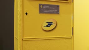 Une boîte aux lettres du réseau La Poste, à Paris, le 21 novembre 2017