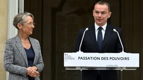 Passation de pouvoirs entre la Première ministre française Elisabeth Borne et son successeur au ministère du Travail Olivier Dussopt, le 23 mai 2022 à Paris 
