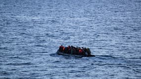 Des migrants dans un bateau pneumatique tentent la traversée de la Manche, le 15 mars 2022. 