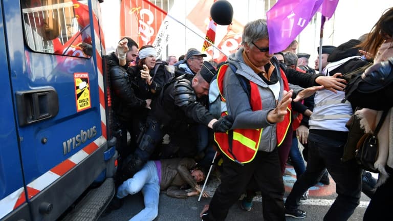 Des manifestants attendent l'arrivée du président Emmanuel Macron, à Ganges (Hérault), le 20 avril 2023