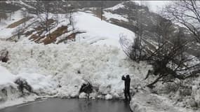 Pyrénées: coulée de neige sur la chausée