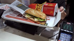 Un sandwich jambon-beurre, servi depuis mardi au McDo. Une façon pour le groupe de restauration rapide de s'adapter à la clientèle freançaise.