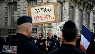 Des personnes manifestent le 15 février 2025 devant la mairie de Pau avant une rencontre entre François Bayrou et le collectif des victimes du collège-lycée Notre-Dame-de-Bétharram (image d'illustration)