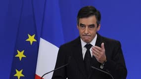 François Fillon a jugé mardi nécessaire de recourir au référendum pour faire adopter le principe de la "règle d'or", inscrivant dans la constitution la nécessité d'équilibrer les comptes publics. /Photo d'archives/REUTERS/Gonzalo Fuentes