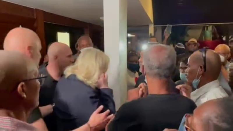 Les images de Marine Le Pen chahutée par des indépendantistes lors d'un déplacement en Guadeloupe