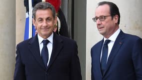 Nicolas Sarkozy et François Hollande sur le perron de l'Elysée le 11 janvier 2015.