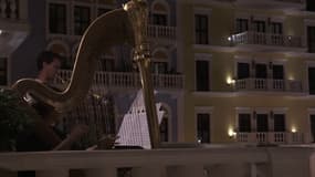 Qatar: concert d'un orchestre symphonique depuis les balcons d'un quartier de Doha