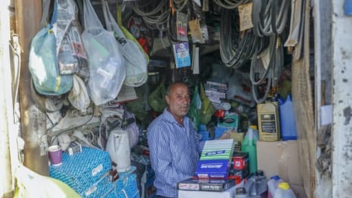 Un Palestinien travaille dans un magasin de pièces de rechange dans le quartier de Wadi al-Joz, à Jérusalem-Est occupée, le 3 juin 2020 Un Palestinien travaille dans un magasin de pièces de rechange dans le quartier de Wadi al-Joz, à Jérusalem-Est occupée, le 3 juin 2020