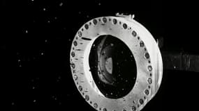 La sonde Osiris-Rex après avoir collecté des cailloux et particules sur l'astéroïde Bennu