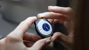 Trois salariés à temps plein travaillent à Issy-les-Moulineaux, dans l'atelier de fabrication des montres connectées Withings Move: une horlogère, une préparatrice et un ingénieur industrialisation.