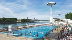 Une piscine au bord du Rhône à Lyon le 18 mai 2022