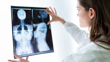 Un médecin analyse des clichés radiologiques (photo d'illustration)