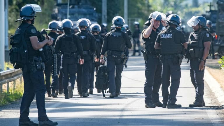Des gendarmes bloquent une route à Mont Dore, commune de la banlieue sud de Nouméa, le 19 septembre 2024 en Nouvelle-Calédonie