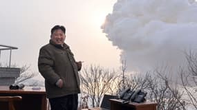 Kim Jong Un le 15 décembre 2022 sur un site d'essais de tirs.