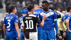 Paulo Dybala échange avec Mario Balotelli