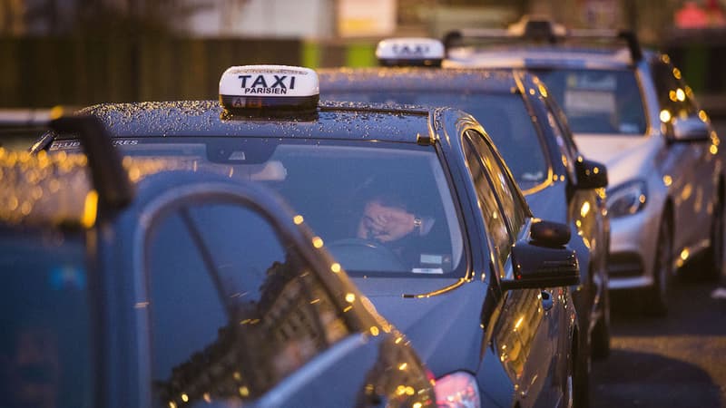 La loi Grandguillaume qui passera en novembre au Sénat mettra fin à la possibilité des taxis de travailler comme VTC. Les taxis sont contents, Uber s'insurge contre la fin de cette "concurrence".