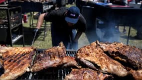 De la viande grillée sur un barbecue lors du festival "Locos por el asado" (Fous du barbecue) à San Isidro, dans la province de Buenos Aires, en Argentine, le 22 novembre 2025.