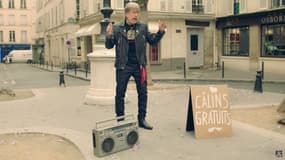 Renaud dans le clip "J'ai embrassé un flic"