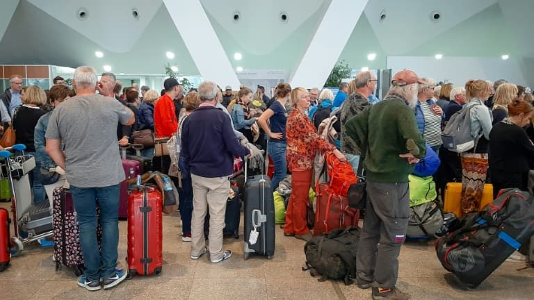 Photo archive du 15 mars 2020 de passagers attendant leur vol à l'aéroport de Marrakech, au Maroc