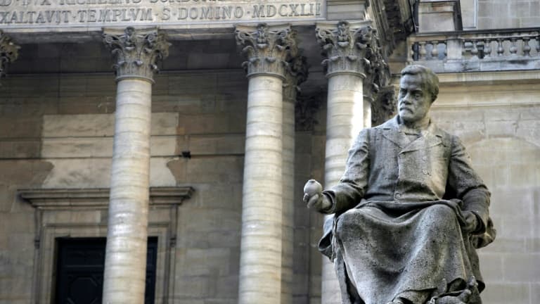 "LES JUIFS POUR OU CONTRE?": L'UNIVERSITÉ PARIS 1 "CONDAMNE AVEC LA PLUS GRANDE FERMETÉ" DES ACTES ANTISÉMITES D'ÉTUDIANTS