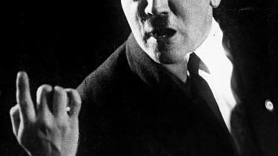 Hitler en 1927 travaille sa gestuelle. 