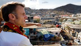 Le président Emmanuel Macron visite le quartier kavani à Mamoudzou, sur le territoire français de Mayotte dans l'océan Indien, le 19 décembre 2024, après le passage du cyclone Chido sur l'archipel.