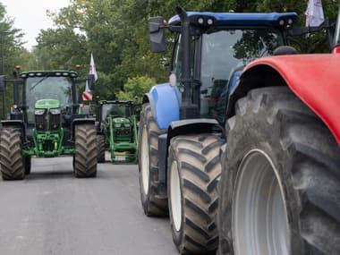 Des agriculteurs protestent contre le projet d'accord commercial Mercosur à l'appel de la première alliance syndicale agricole FNSEA-Jeunes Agriculteurs.