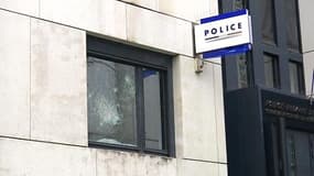 Jets de pierre de lycéens sur un commissariat parisien