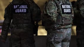 Des membres de la Garde nationale patrouillent à la station de métro Gallery place le 3 décembre 2025 à Washington.