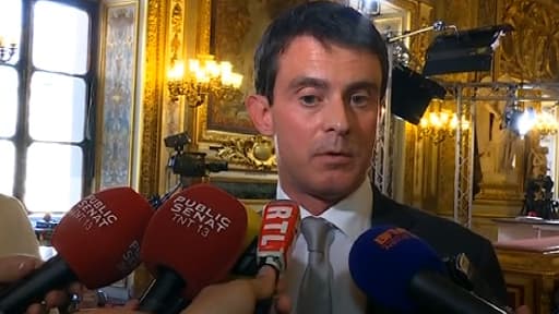 Manuel Valls répond aux journalistes au Sénat, le 3 juillet.