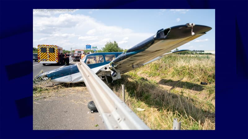 Un avion ayant raté son atterrissage, encastré dans une glissière de sécurité de la route N 104, en bordure de l'aérodrome de Lognes-Emerainville, en Seine-et-Marne, le 8 juillet 2023.