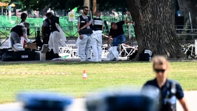 La police scientifique travaille sur la scène de crime dans les Jardins de l'Europe à Annecy, où un homme a poignardé six personnes le 8 juin 2023