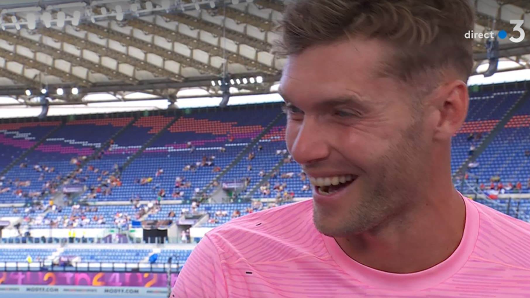 Kevin Mayer ému aux larmes après l'épreuve de la perche au décathlon des championnats d'Europe à Rome, le 11 juin 2024