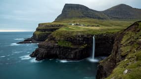 Une chute d'eau aux îles Féroé le 11 octobre 2021